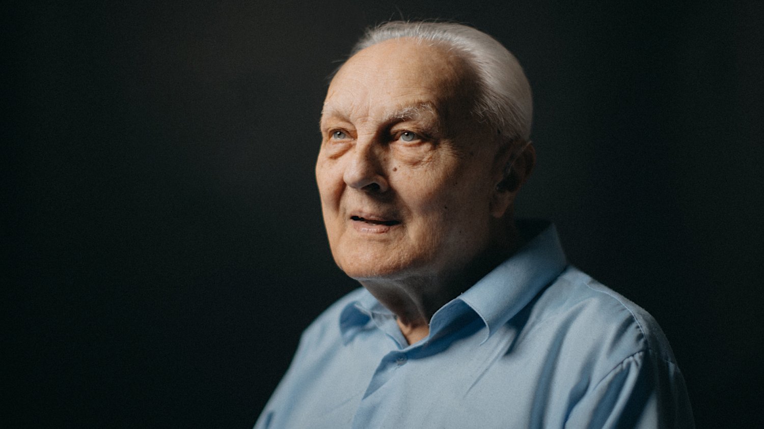 Janusz Walędzik, pseudonim "Czarny". W czasie Powstania Warszawskiego walczył w Armii Krajowej Chrobry II, w III kompanii porucznika Zdunina.