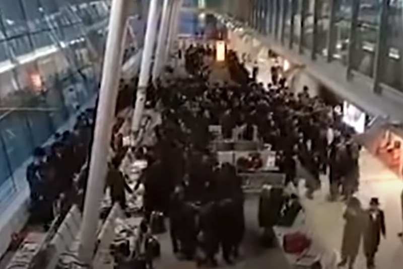 Ktoś nagrał tłum tańczących osób na Lotnisku Chopina. Złamały restrykcje dotyczące epidemii covid-19.