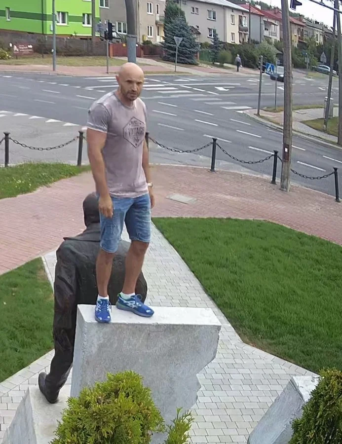 Policja w Kraśniku poszukuje sprawcy znieważenia pomnika Lecha Kaczyńskiego.
