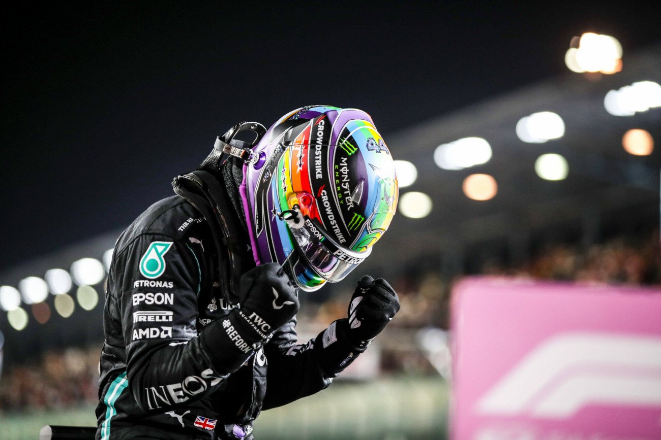 Lewis Hamilton zwyciężył w Grand Prix Kataru i mocno zbliżył się w klasyfikacji generalnej do Maxa Verstappena.