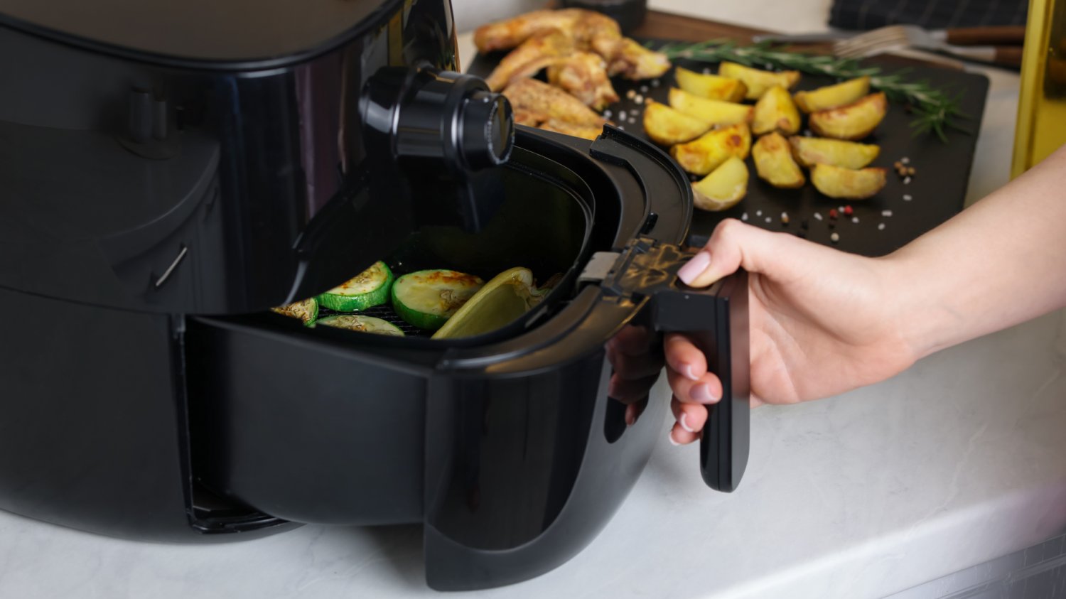 Air fryer (frytkownica beztłuszczowa) czy piekarnik? Sprawdziliśmy, co kosztuje mniej w używaniu