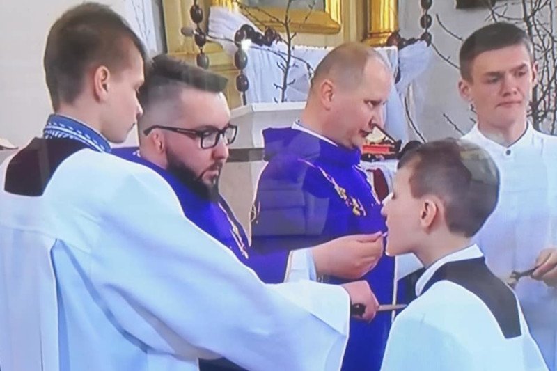 Podczas mszy świętej transmitowanej przez TVP nie zachowano się zgodnie z obowiązującymi zasadami bezpieczeństwa podczas epidemii koronawirusa.