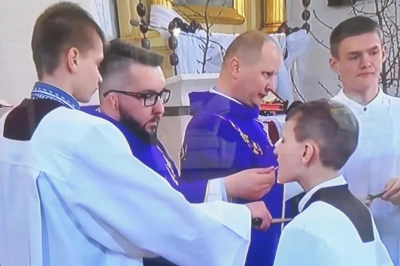 Podczas mszy świętej transmitowanej przez TVP nie zachowano się zgodnie z obowiązującymi zasadami bezpieczeństwa podczas epidemii koronawirusa.