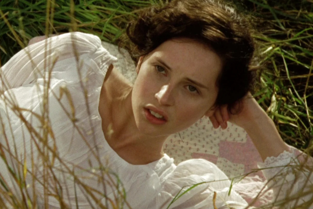 Felicity Jones w filmie "Opactwo Northanger".