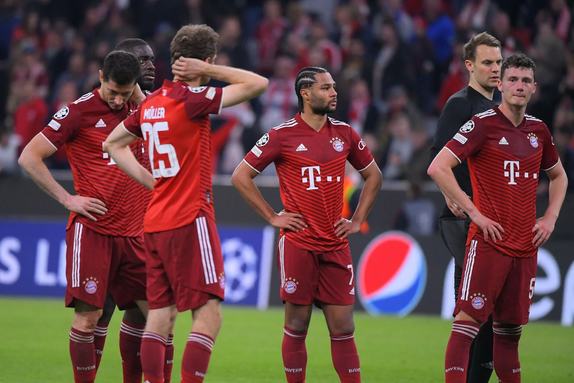 Bayern Monachium sensacyjnie odpadł z Ligi Mistrzów, Bawarczyków nie uratował nawet Robert Lewandowski