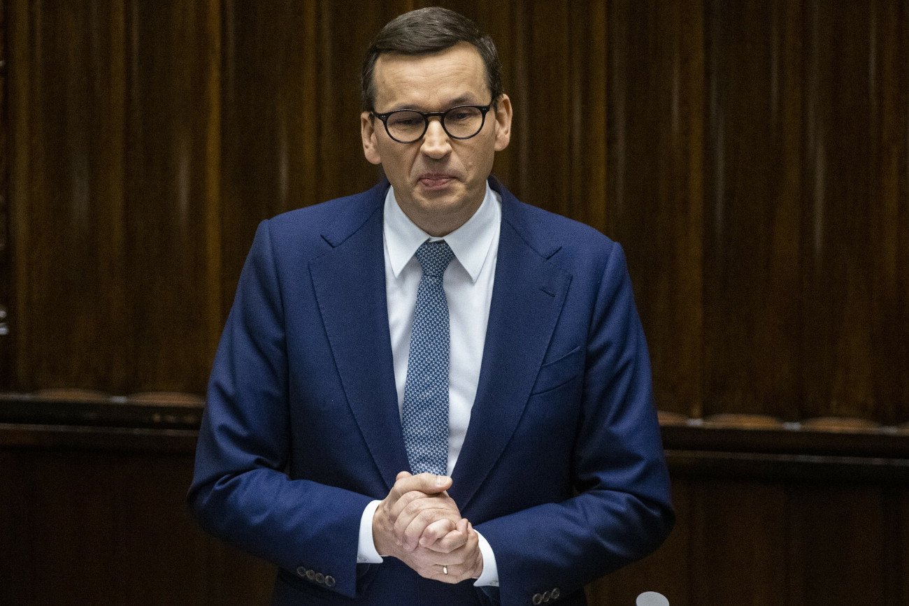 Ponad połowa Polaków uważa, że Mateusz Morawiecki nie powinien zostać odwołany ze stanowiska premiera przed końcem rządów Prawa i Sprawiedliwości.