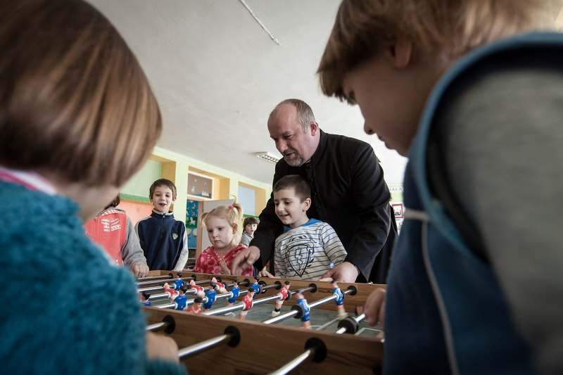 Ks. mgr Ryszard .F. Ostasz uratował szkołę w Gdeszynie