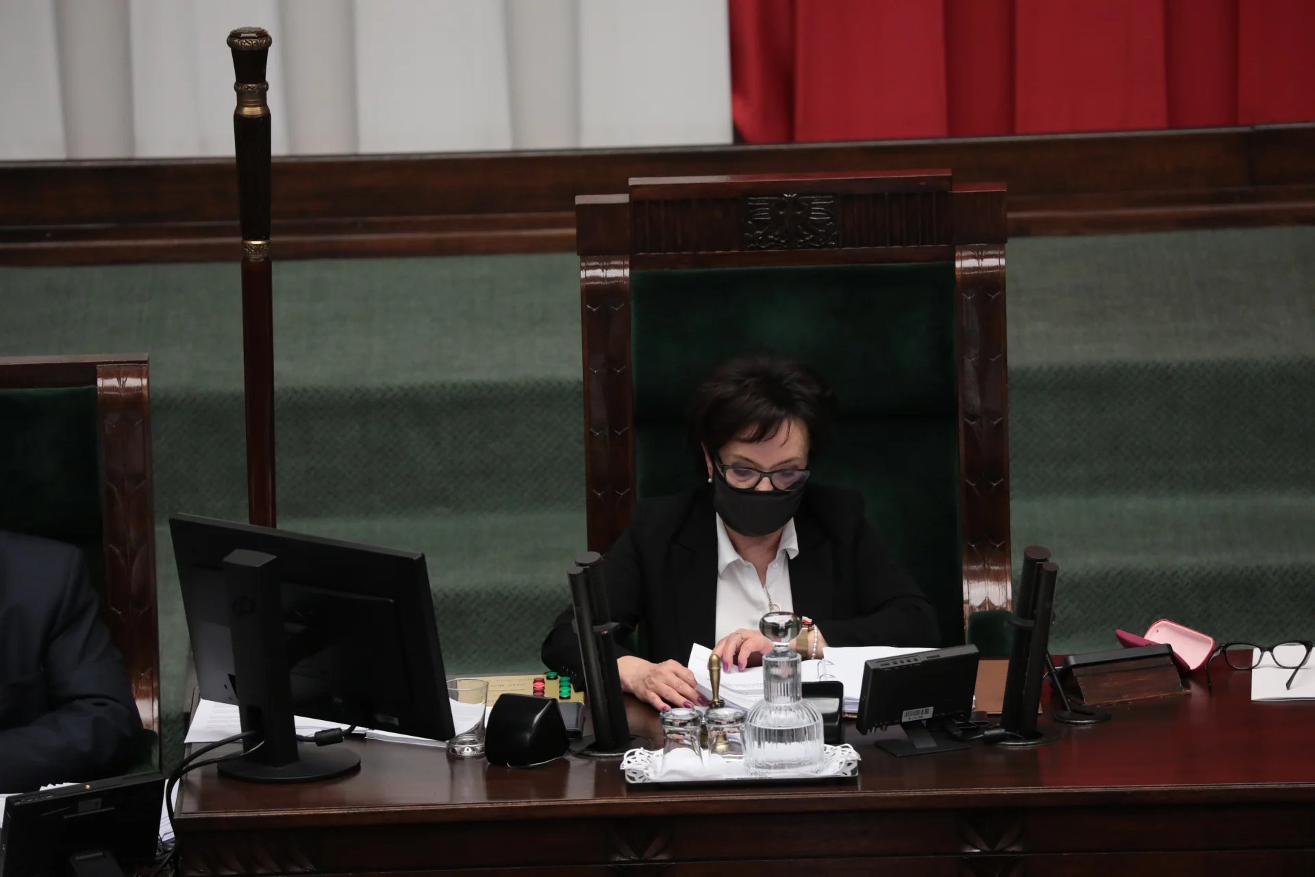Opozycja chce odwołania marszałek Sejmu Elżbiety Witek ze względu na zarządzoną przez nią reasumpcję głosowania o odroczenie środowych obrad izby.