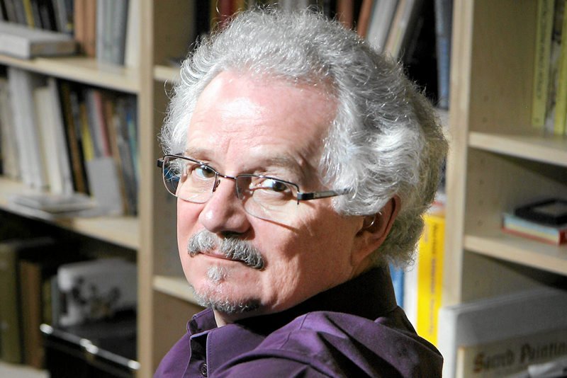 Ks. Wacław Oszajca o księżach: Nic by się nie stało, gdyby stali przy ołtarzu nawet w zwykłym garniturze.