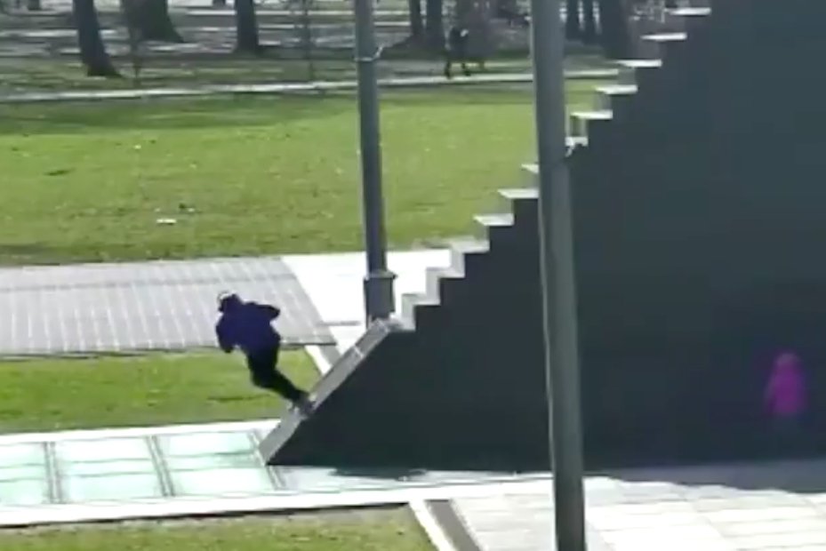 Wygląda na to, że dwaj chłopcy jeździli nie tylko "koło" pomnika.