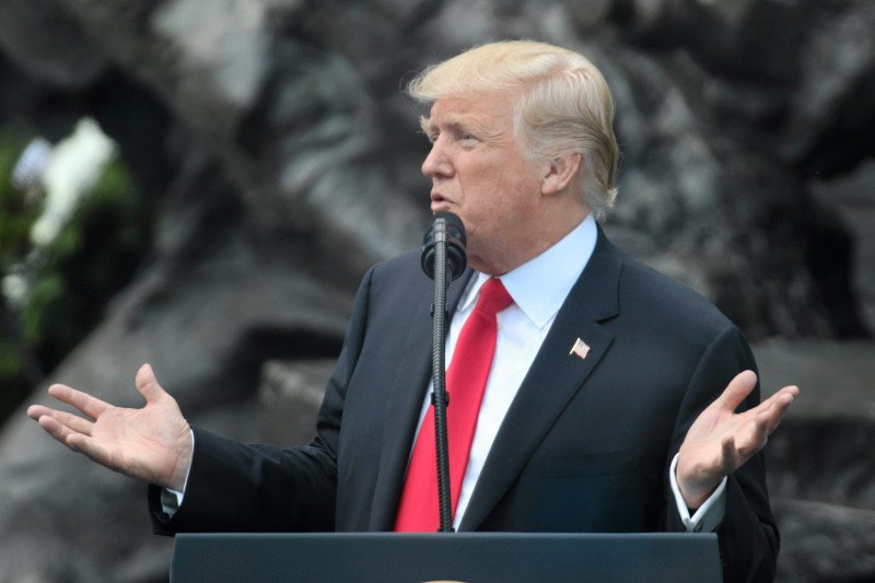 Donald Trump w trakcie kampanii prezydenckiej posługiwał się czerwoną bejsbolówką "Make America Great Again". Internauci znaleźli POTUS-owi lepsze nakrycie głowy.