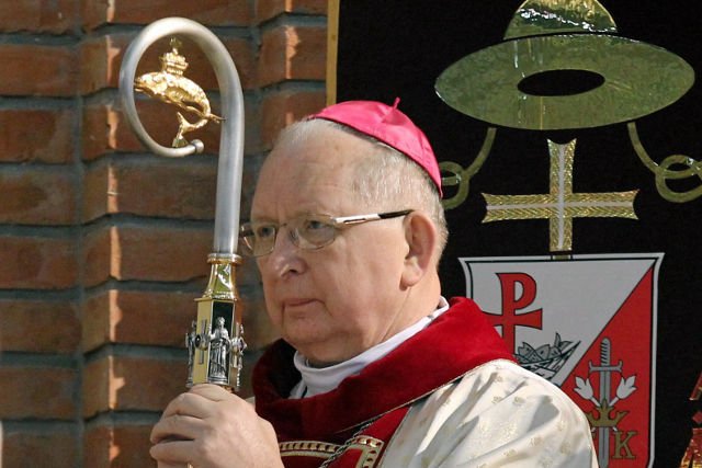 Bp Kazimierz Ryczan uważa, że Polska potrzebuje krzyż, kościołów i katechizujących ust
