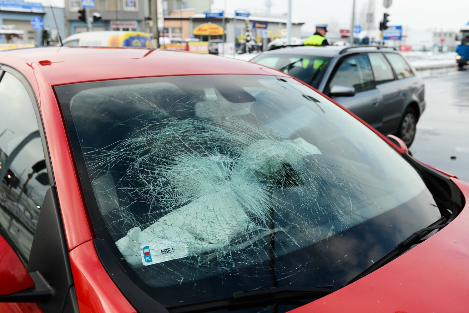 Pijany mężczyzna okładał pięściami swoje auto. Zdjęcie ilustracyjne