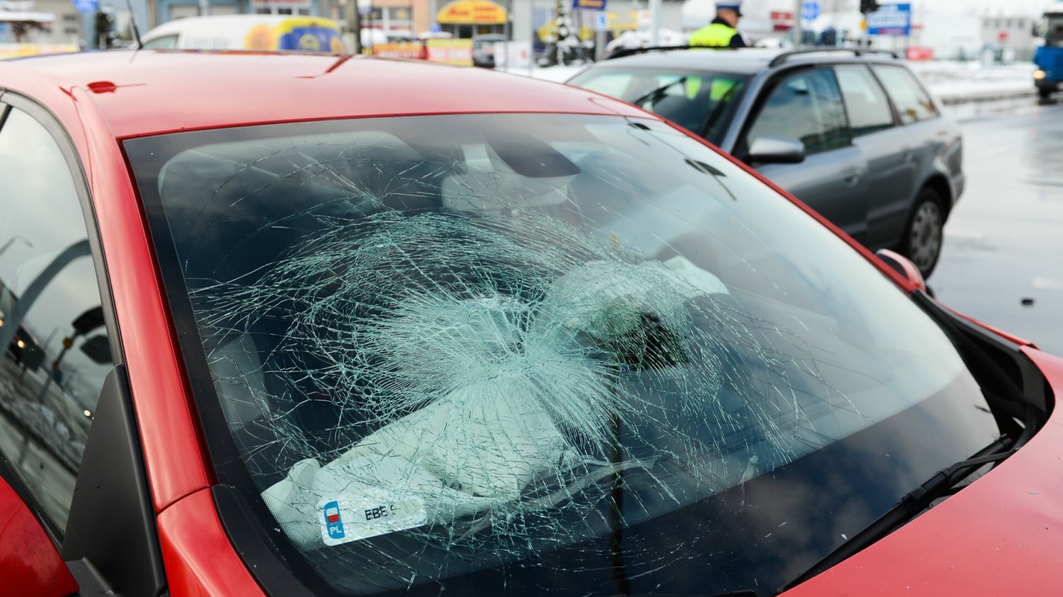 Pijany mężczyzna okładał pięściami swoje auto. Zdjęcie ilustracyjne
