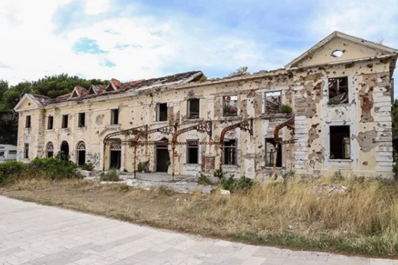 Niegdyś architektura Kupari zachwycała. Dziś pozostało po niej jedynie smutne wspomnienie