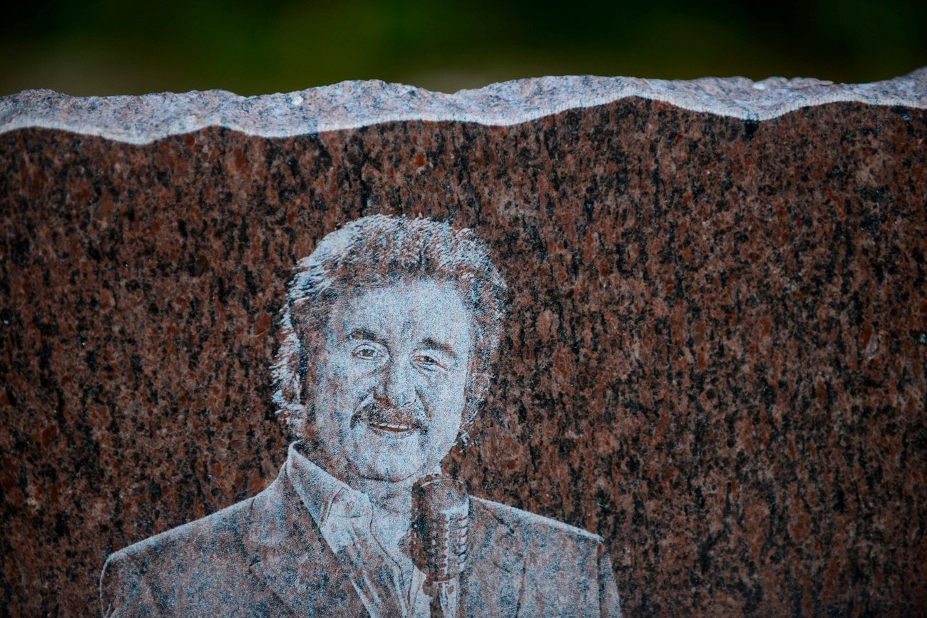 Właśnie postawiono pomnik na grobie Krzysztofa Krawczyka.