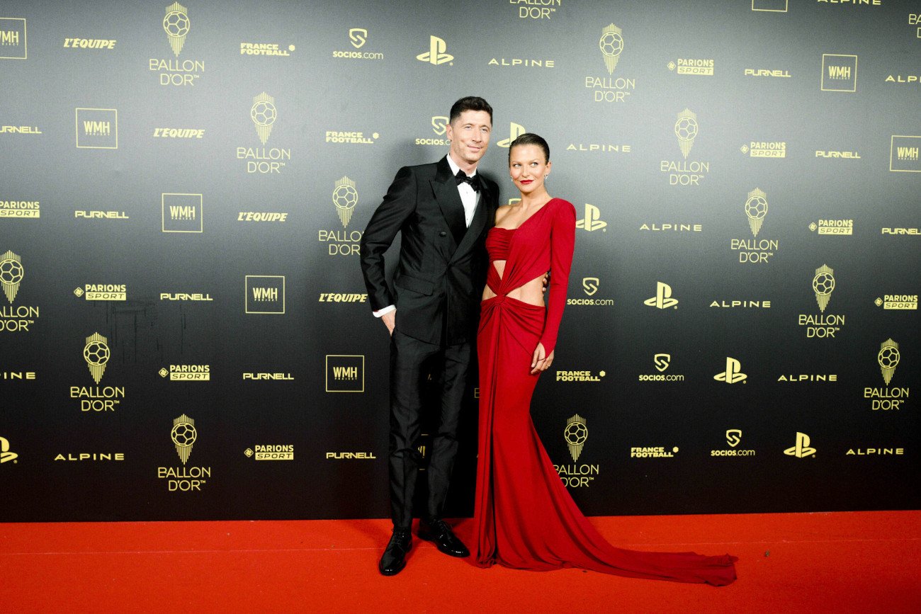 Robert i Anna Lewandowscy na czerwonym dywanie tuż przed rozpoczęciem gali plebiscytu "France Football".