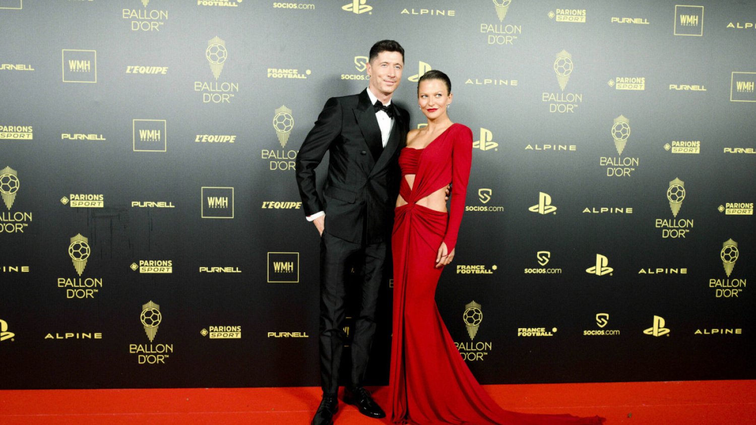 Robert i Anna Lewandowscy na czerwonym dywanie tuż przed rozpoczęciem gali plebiscytu "France Football".