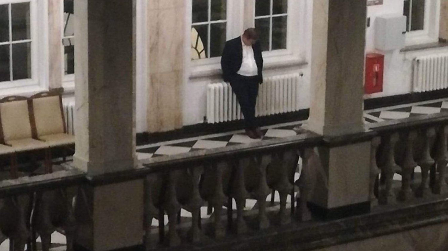Radny Wojciech Kałuża 4 lata temu odwrócił decyzję wyborców, gdy przeszedł do PiS. Teraz, gdy marszałek Chełstowski wraz z trzema radnymi Prawa i Sprawiedliwości dołączył do opozycji, został na politycznym lodzie. Radny Wojciech Kałuża 4 lata temu odwrócił decyzję wyborców, gdy przeszedł do PiS. Teraz, gdy marszałek Chełstowski wraz z trzema radnymi Prawa i Sprawiedliwości dołączył do opozycji, został na politycznym lodzie.