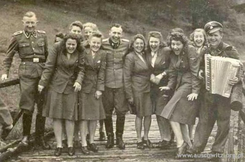 Dziewczyny ze służb pomocniczych obozu i esesmani. Międzybrodzie Bialskie, ośrodek wypoczynkowy SS, 1944 r.