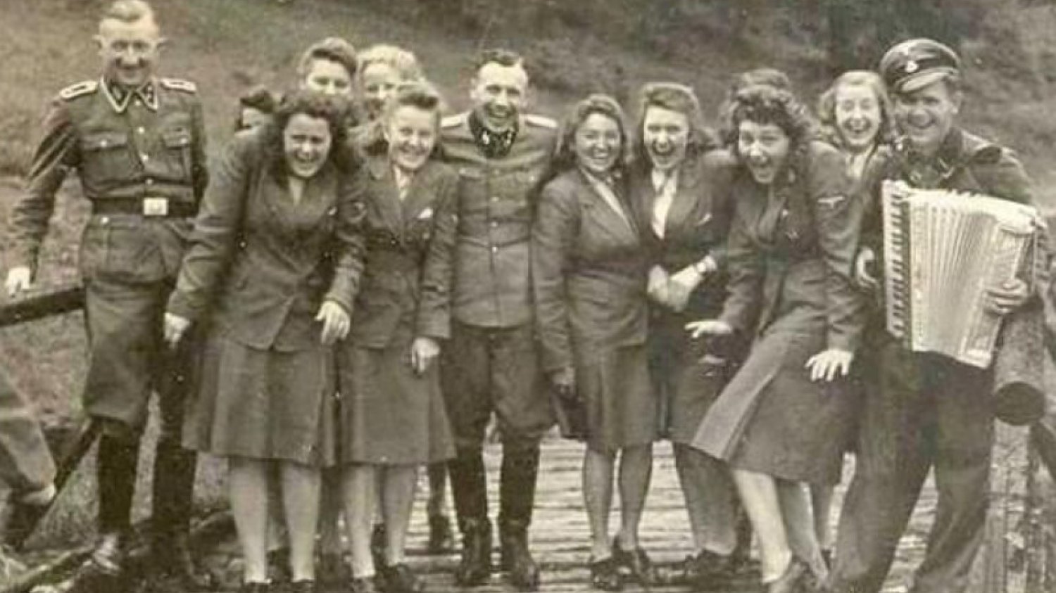 Dziewczyny ze służb pomocniczych obozu i esesmani. Międzybrodzie Bialskie, ośrodek wypoczynkowy SS, 1944 r.
