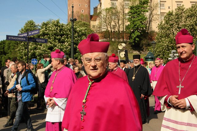 Arcybiskup Henryk Hoser podczas procesji z relikwiami świętego Stanisława biskupa i świętego Jana Pawła II z Wawelu na Skałkę