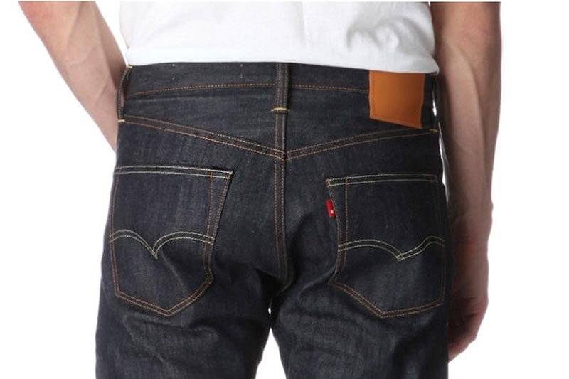 Przykład mody na no logo. Spodnie Levi's pozbawione nazwy producenta. Pozostałą jednak charakterystyczna czerwona metka...