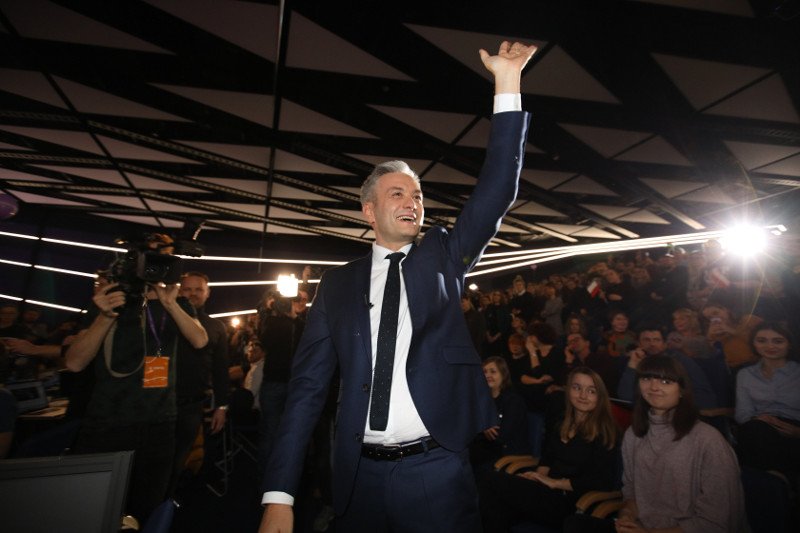 Kolejne podium w sondażu dla Wiosny Roberta Biedronia.