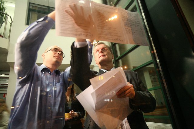 Wywieszanie list z wynikami wyborow samorzadowych do sejmiku wojewodzkiego przez przedstawicieli Wojewodzkiej Komisji Wyborczej na szybie Urzędu Marszałkowskiego przy ul. Wyszyńskiego