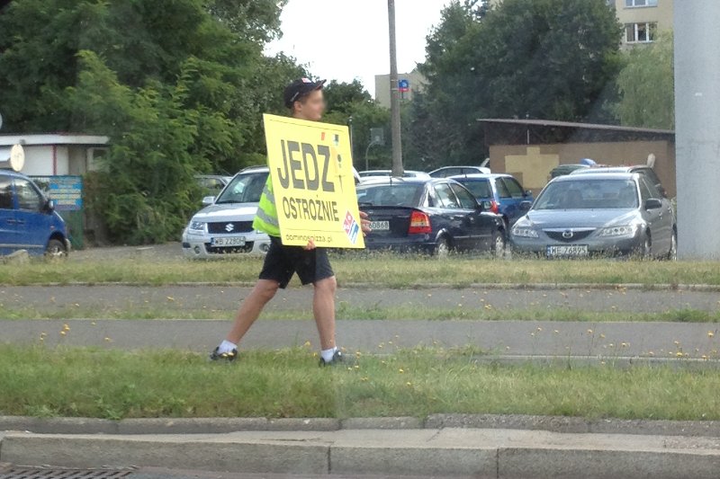 Tak, ostrzegając przed fotoradarem, reklamuje się Domino's Pizza.