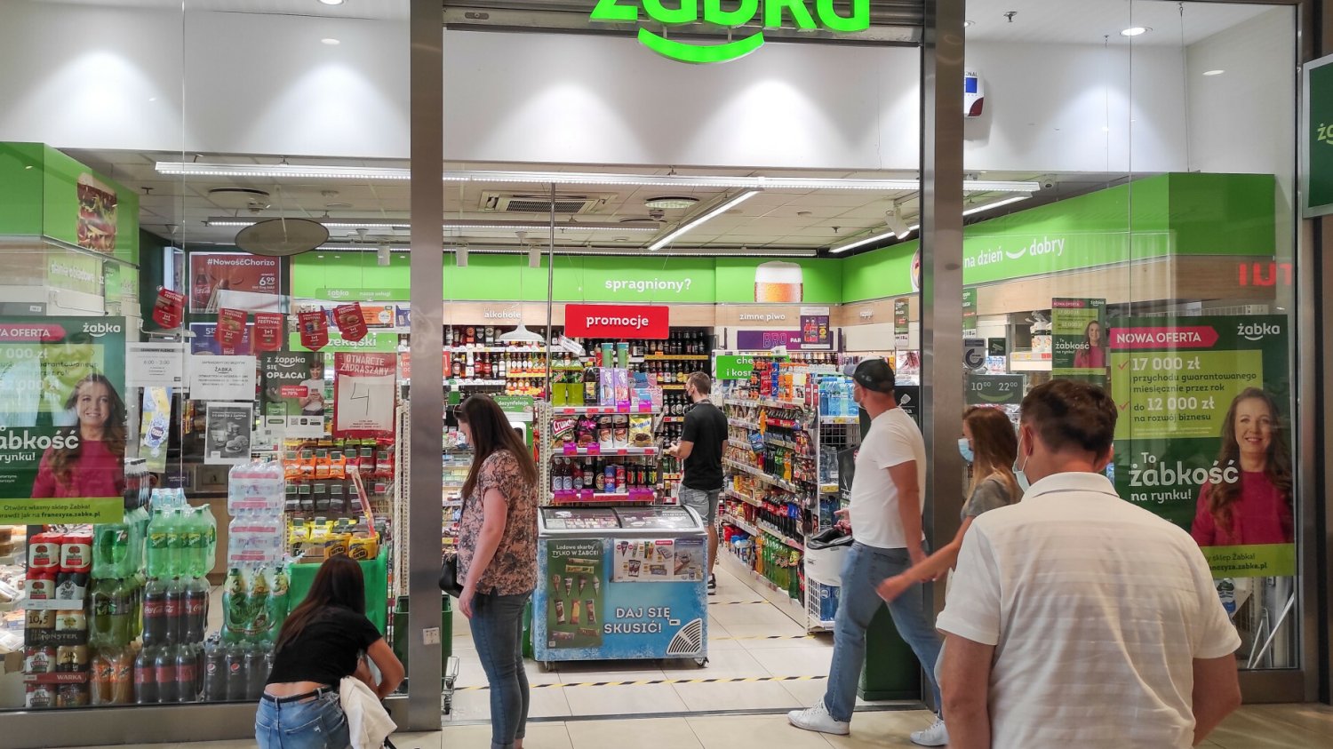 Żabka daje kupony rabatowe na zakupy. Gdzie są w aplikacji? Rabat na zakupy w Żabce. Jak dostać kupon na 5 i 10 zł?