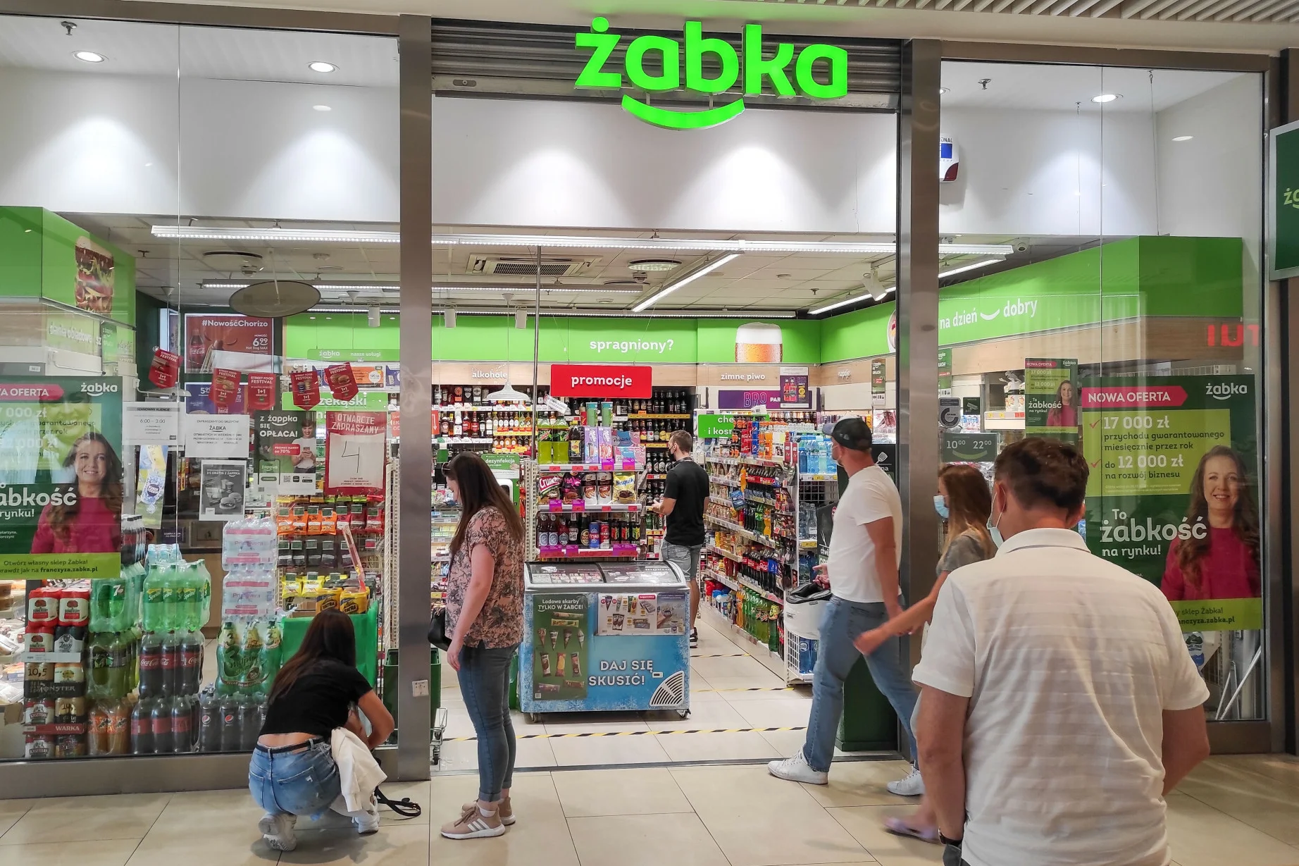 Rabat na zakupy w Żabce. Jak dostać kupon na 5 i 10 zł?