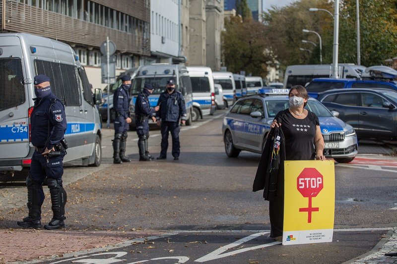 Siedziby PiS chronią duże siły policji.