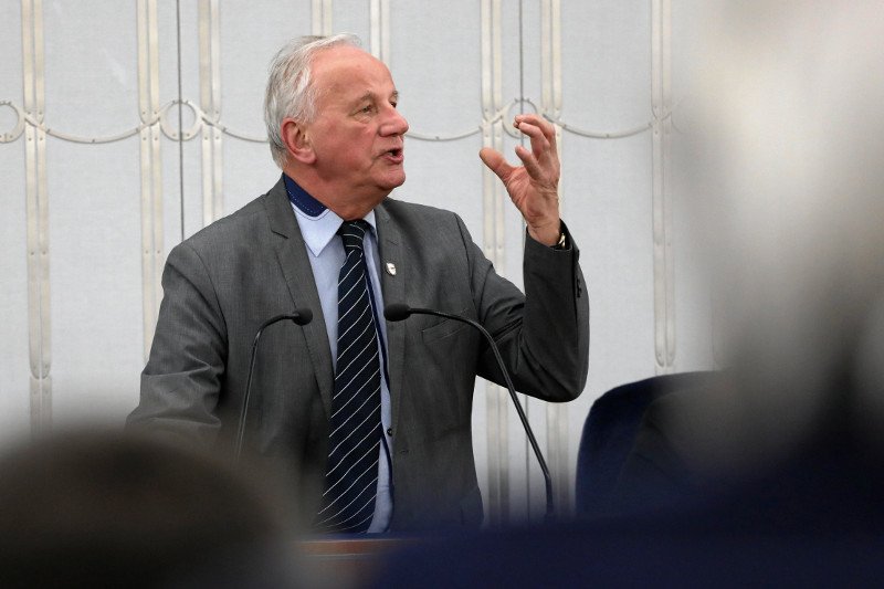 Senator Jan Rulewski spróbował podpalić niedopałkami toi toia. Przenośna toaleta nie spłonęła.