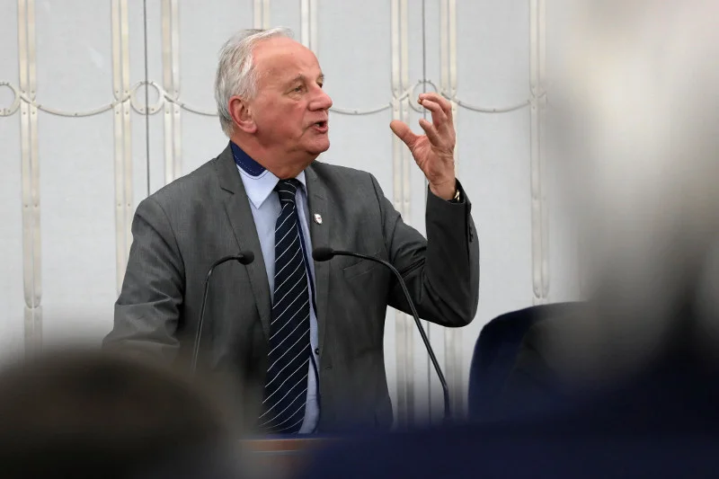 Senator Jan Rulewski spróbował podpalić niedopałkami toi toia. Przenośna toaleta nie spłonęła.