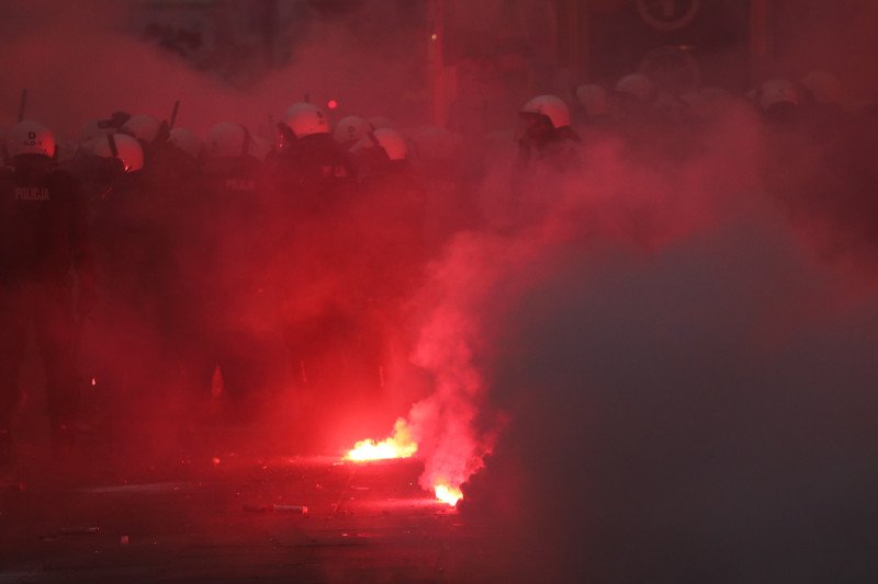 Zamieszki uczestników nielegalnego Marszu Niepodległości z policją. Zatrzymano już kilkadziesiąt osób.