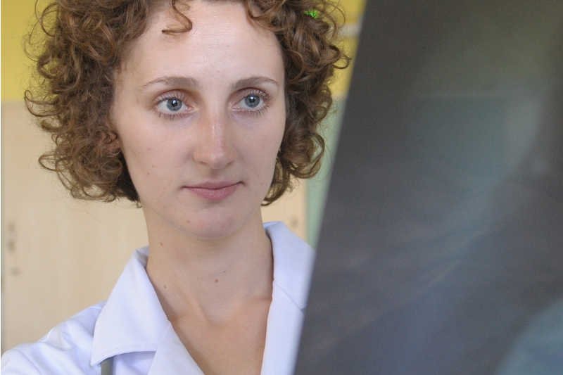 Anna Kozieradzka jest nie tylko badaczką, ale też czynną lekarką