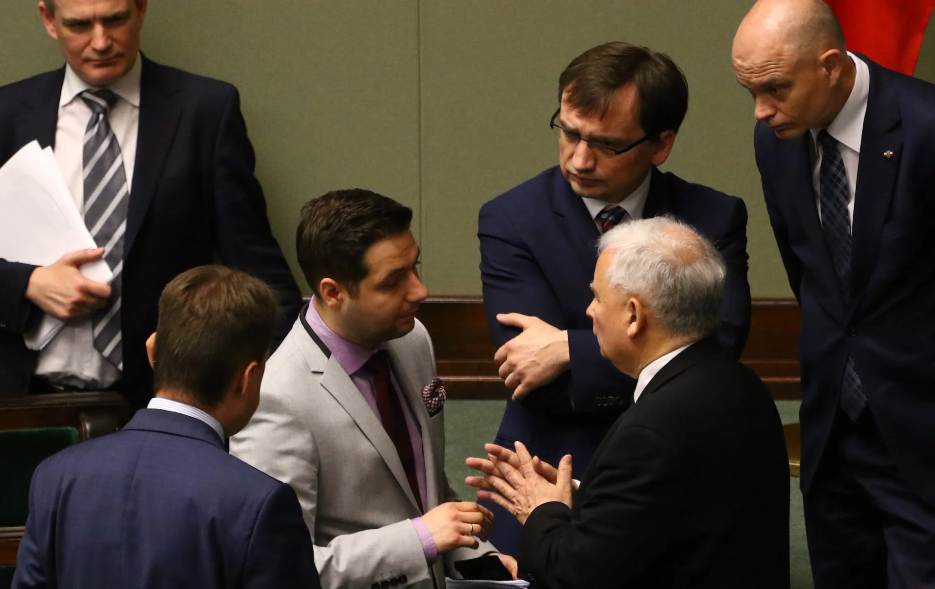 22 czerwca 2017 roku. Wiceminister sprawiedliwości Patryk Jaki i prezes PiS Jarosław Kaczynski przed glosowaniem nad ustawą o ochronie zwierząt podczas porannego bloku glosowań.