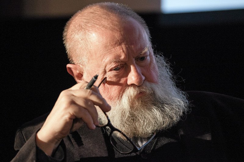 Prof. Bralczyk uważa, że zamiast używać często nietrafionych określeń politologicznych na to, co się dzieje w Polsce, lepiej opisywać zjawiska i mówić o faktach.