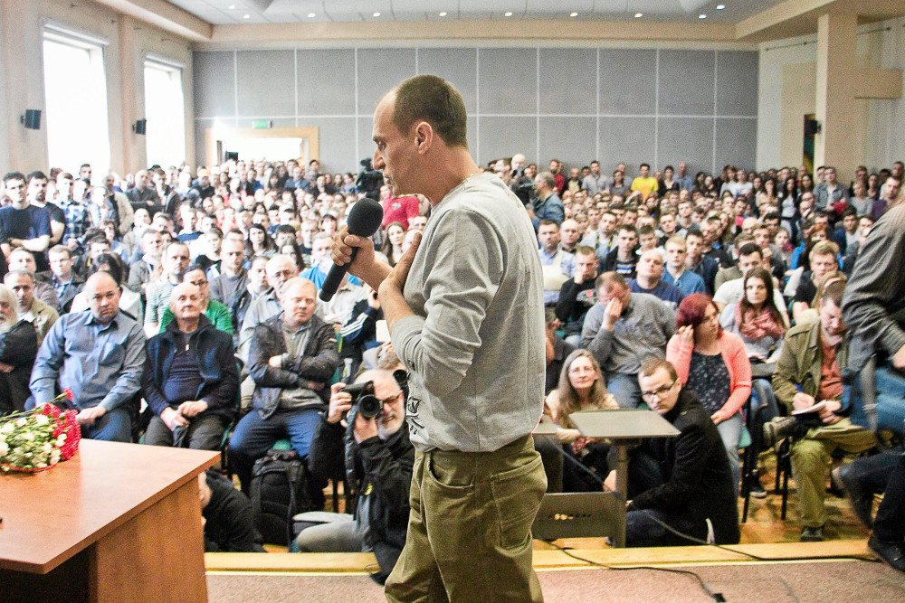 Rośnie grono rozczarowanych wyborców Pawła Kukiza, którzy do tej pory pomagali mu w polityce. "Oburzeni" czują się oszukani przez antysystemowego lidera.