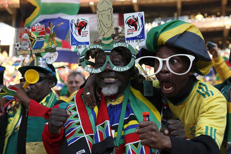 [url=http://www.shutterstock.com/pic-55007074/stock-photo-johannesburg-june-bafana-bafana-supporters-cheer-prior-to-the-start-of-a-world-cup-match.html?src=G6g5XEAWesnJA6ruSgUrUg-1-2]Ujawniono ceny biletów na mundial w Brazylii[/url]