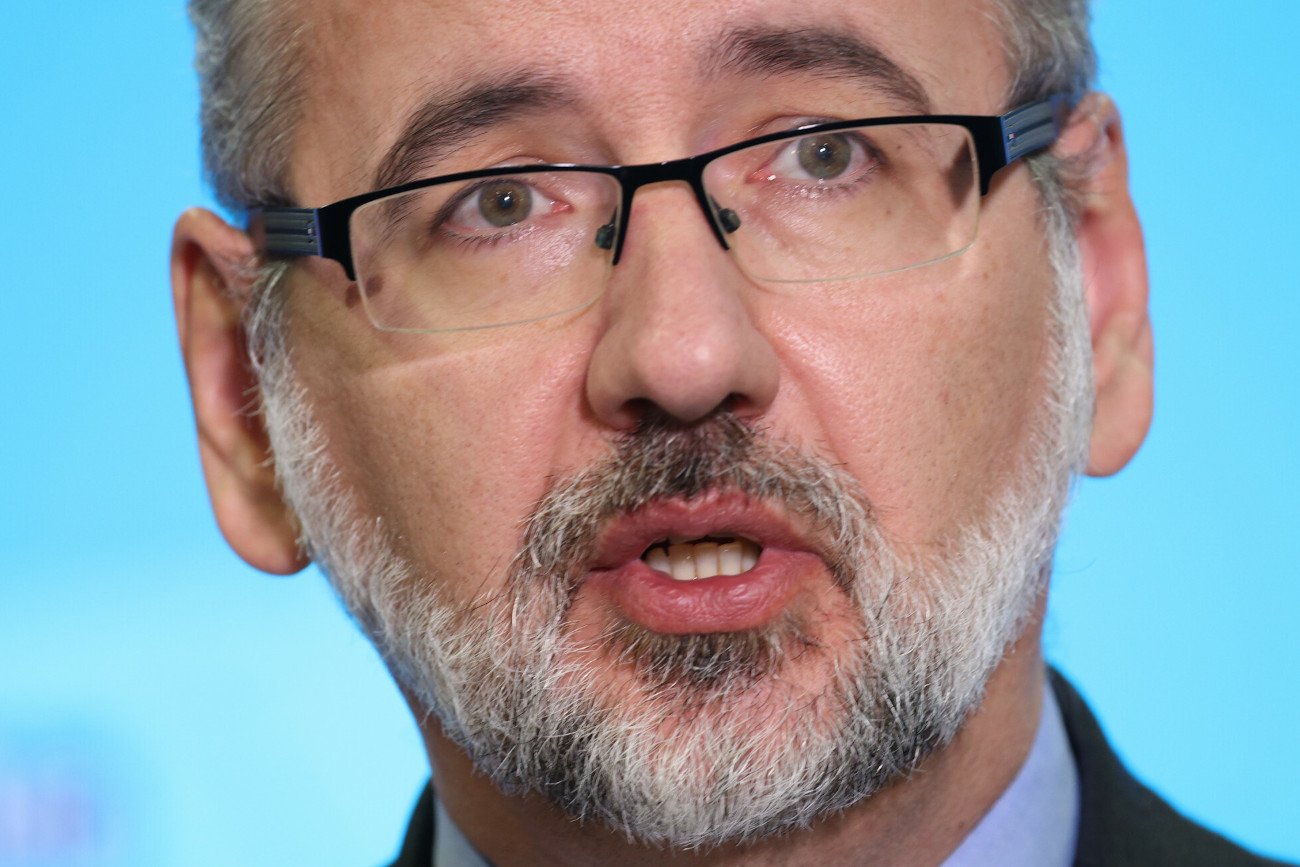 Adam Niedzielski wskazał, kiedy w Polsce nastąpi apogeum czwartej fali koronawirusa.