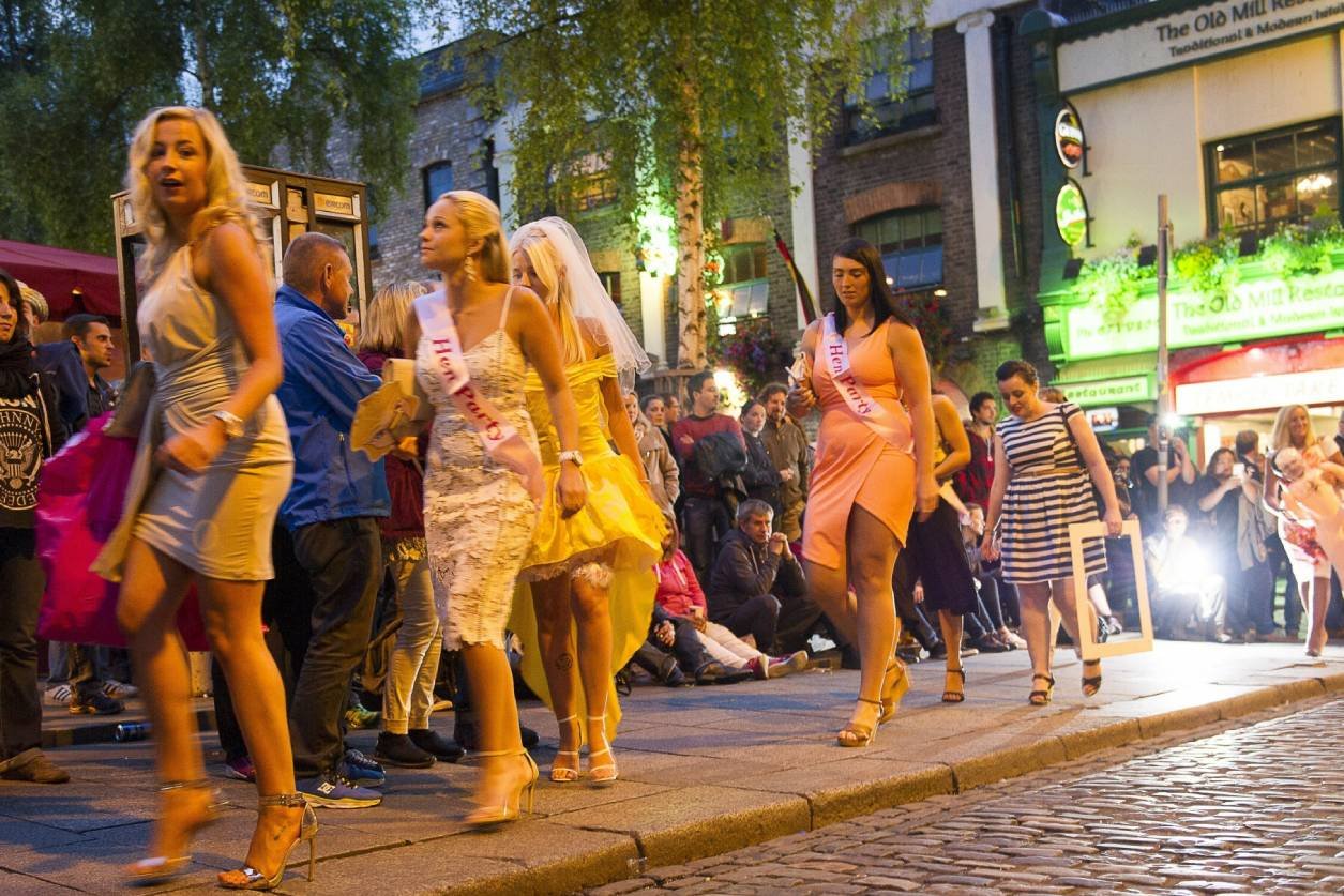 Cringe, nuda, kłótnie o kolor sukienki. Prawda o wieczorach panieńskich