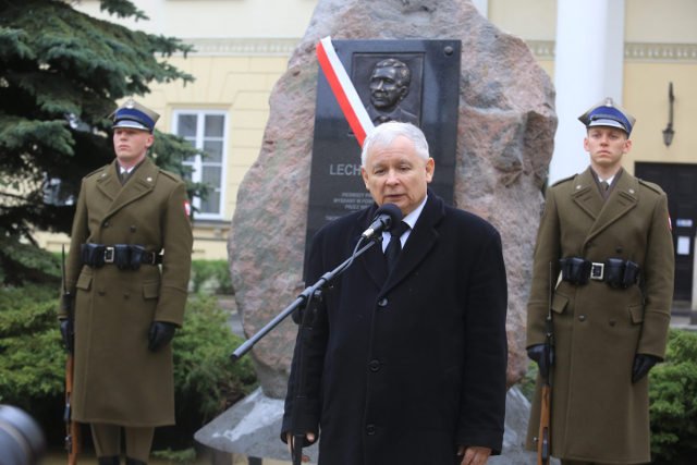Nielegalną tablicę odsłonięto z pełną pompą i asysta wojskową