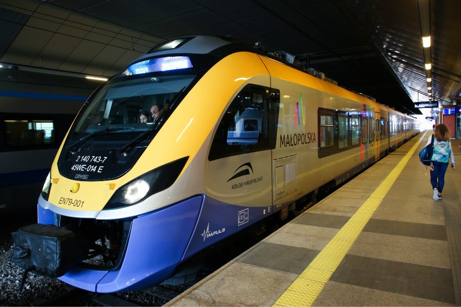 Pociąg Kolei Małopolskich. W wybranych połączeniach przewoźnika 21 i 24 grudnia możliwa będzie spowiedź.