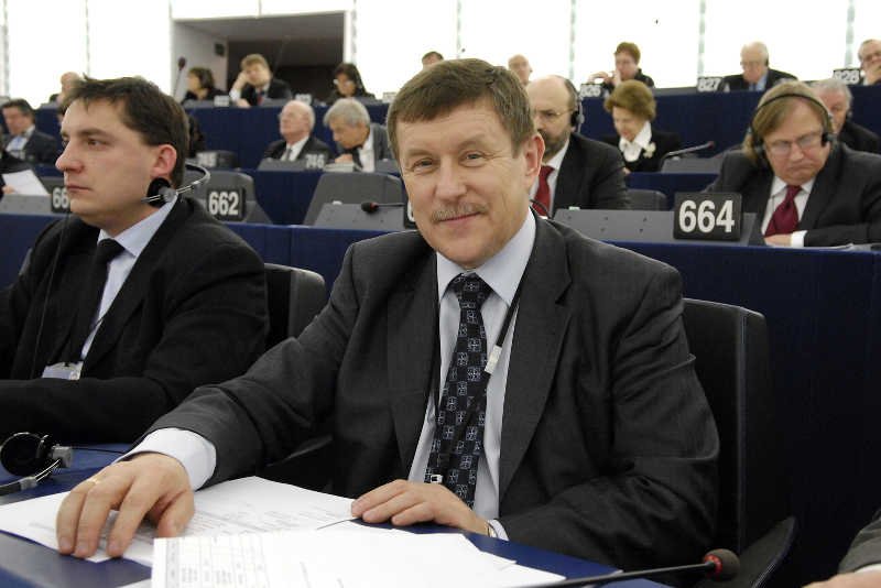 Zbigniew Kuźmiuk narzeka na trudy pracy w Parlamencie Europejskim, ale zarobki tam powinny budzić uśmich. I chyba budza.