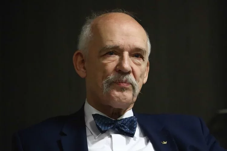 Korwin-Mikke nie przestaje zaskakiwać. Tym razem przyjechał do sklepu w samej bieliźnie