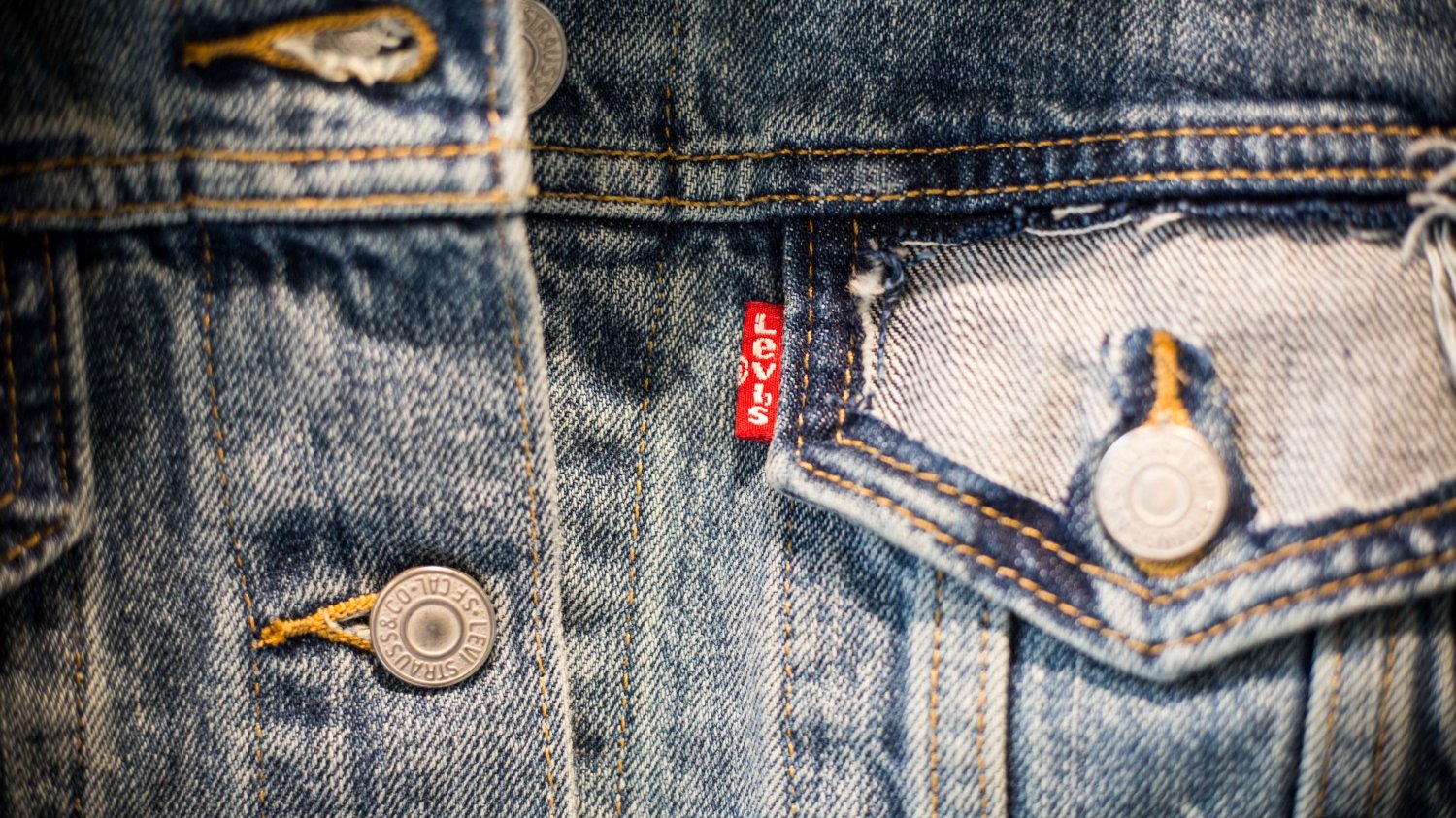 Levi's już drugi rok z rzędu rusza w trasę z mobilnym punktem Levi’s Tailor Shop on Tour, w którym będziecie mogli odświeżyć i zmienić swoje ubrania od Levi’s pod okiem profesjonalistów.