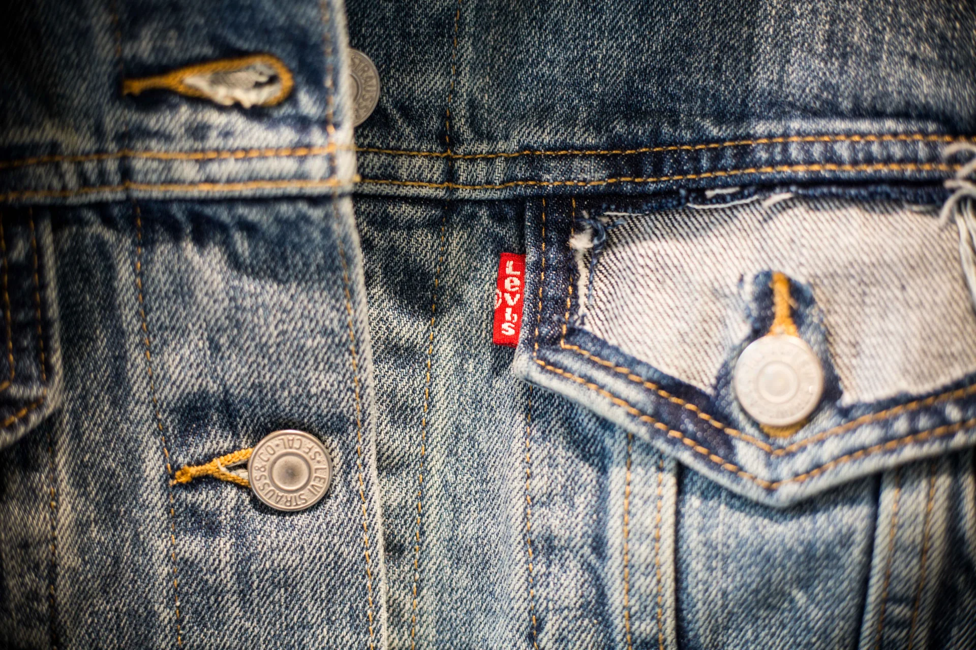 Levi's już drugi rok z rzędu rusza w trasę z mobilnym punktem Levi’s Tailor Shop on Tour, w którym będziecie mogli odświeżyć i zmienić swoje ubrania od Levi’s pod okiem profesjonalistów.