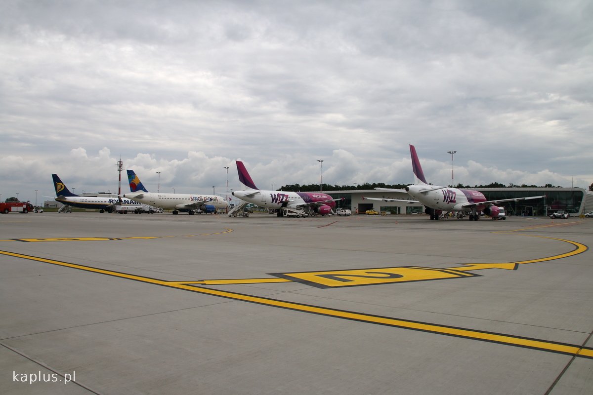 Pełna płyta postojowa na lotnisku w Świdniku. W miarę rozwoju portu będzie to pewnie coraz częstszy widok.